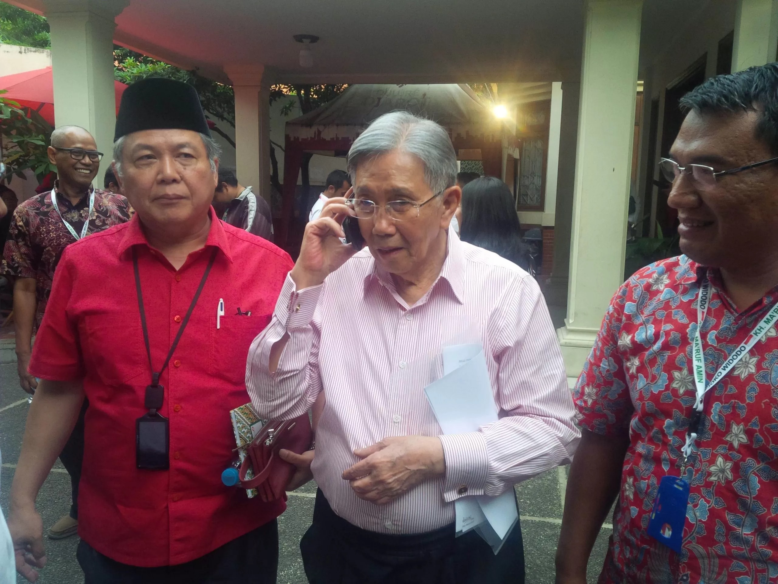 Mantan Menteri Ekonomi Kwik Kian Gie( tengah berkacamata) semasa hidupnya.
