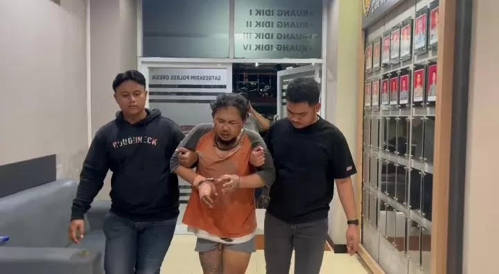 DIAMANKAN : Tersangka Syahrama saat diamanakan di Mapolres Gresik.