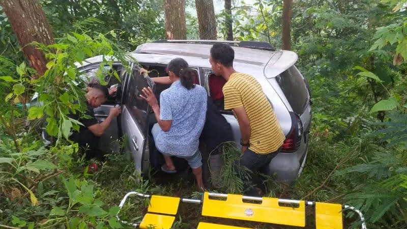 DIKATROL: Petugas bersama sukarelawan mengevakuasi badan mobil dari jurang Jalur Pacet-Cangar, Desa/Kecamatan Pacet, kemarin (28/7).