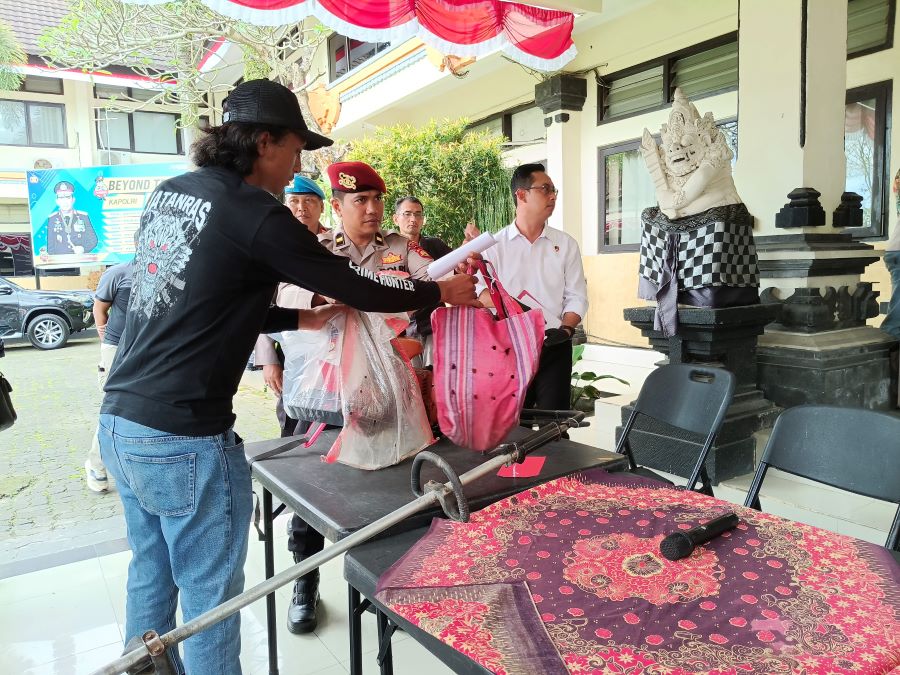 Ayam aduan dan mesin pemotong rumuput diamankan Satreskrim Polres Tabanan dari dua orang pelaku.
