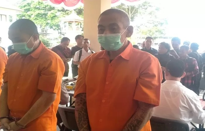 Dua pelaku pencurian ayam jago import inisial GT dan GM berhasil ditangkap polisi. Keduanya melancarkan aksinya di sebuah kandang ayam milik warga Banjar Dinas Batuaji Kaja, Desa Batuaji, Kerambitan.