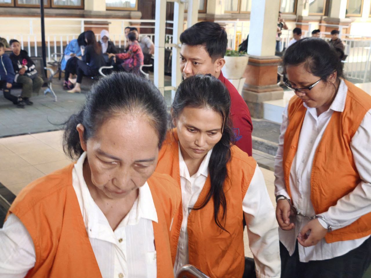 Tiga terdakwa I Gusti Ayu Leni Yuliastari, 57, Ida Ayu Oka Suryani Mantara, 38, dan Intan Oktavia Pusparini, 39.