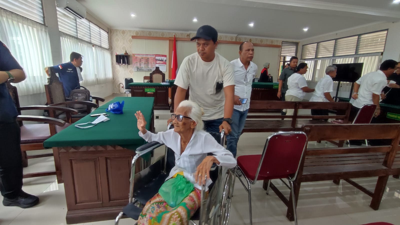 Foto: Bali Express/Istimewa Nenek Reja dan 16 terdakwa lainnya di Pengadilan Negeri Denpasar saat sidang tuntutan di PN Denpasar.