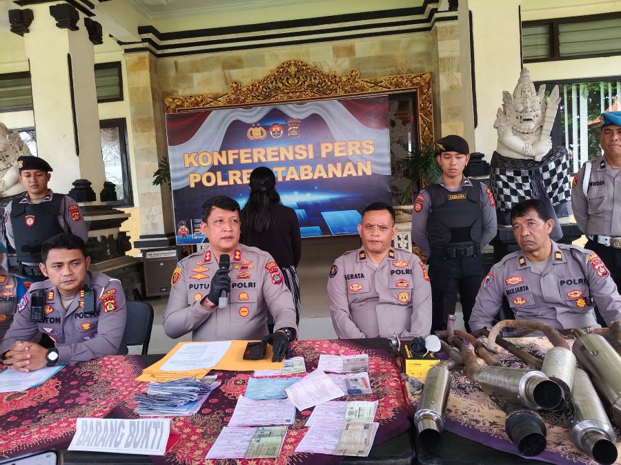 Puluhan knalpot brong disita Satlatas Polres Tabanan di beberapa lokasi di Kabupaten Tabanan.&nbsp; &nbsp;