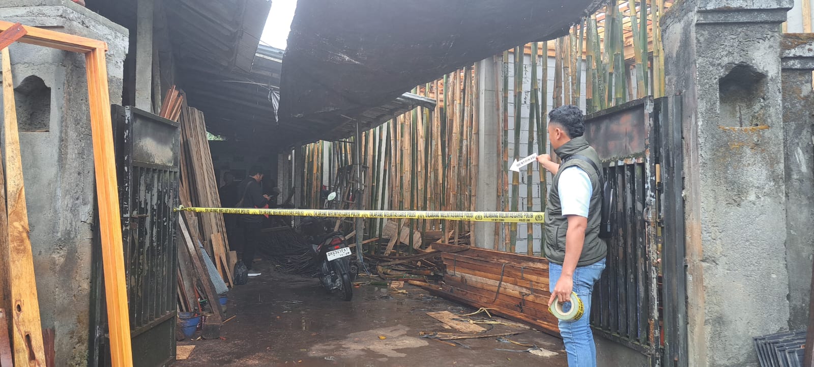 Polisi melakukan olah TKP pencurian sepeda motor di Banjar Paketan, Desa Sukawana, Kecamatan Kintamani, Bangli, Selasa (29/7/2025).