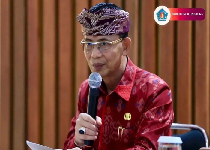Bupati Klungkung I Made Satria memimpin pelaksanaan Sosialisasi dan Pengoperasian Dashboard Kawasan Tanpa Rokok (KTR) berbasis mobile.