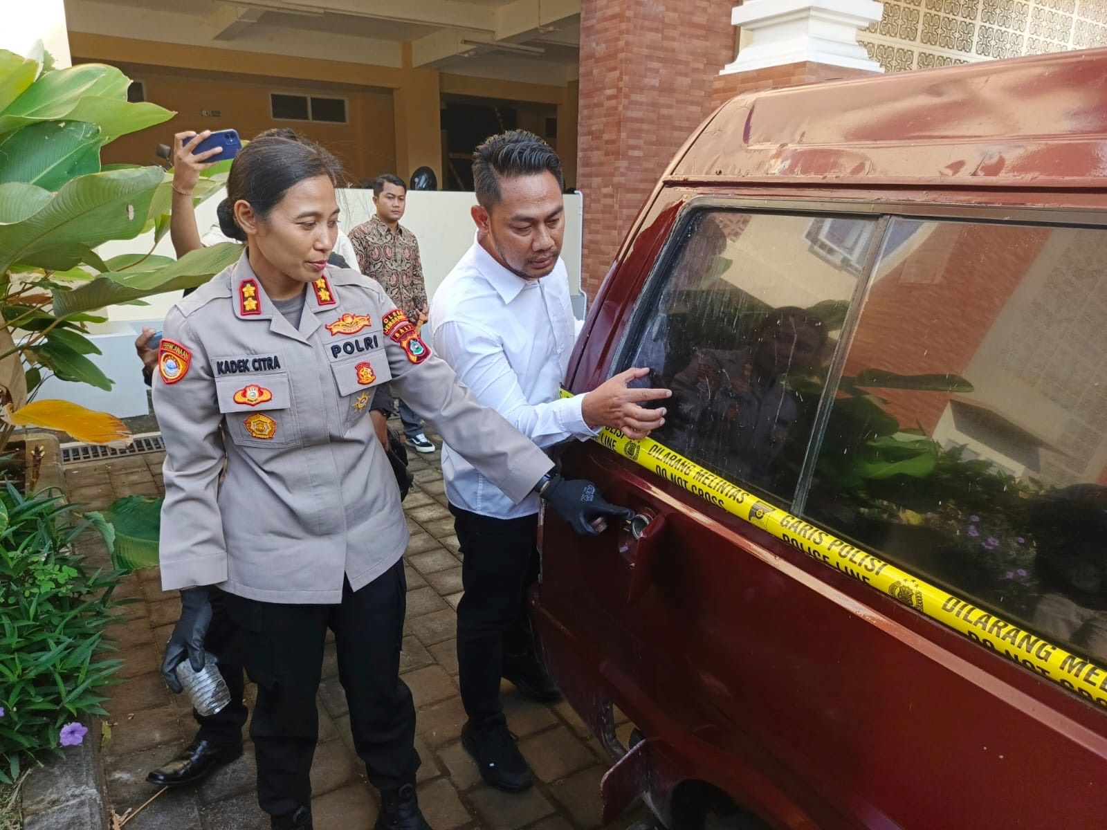 Kapolres Jembrana AKBP Kadek Citra Dewi Suparwati saat rilis kasus penimbunan bbm bersubsidi jenis pertalite, Senin (28/7/2025).