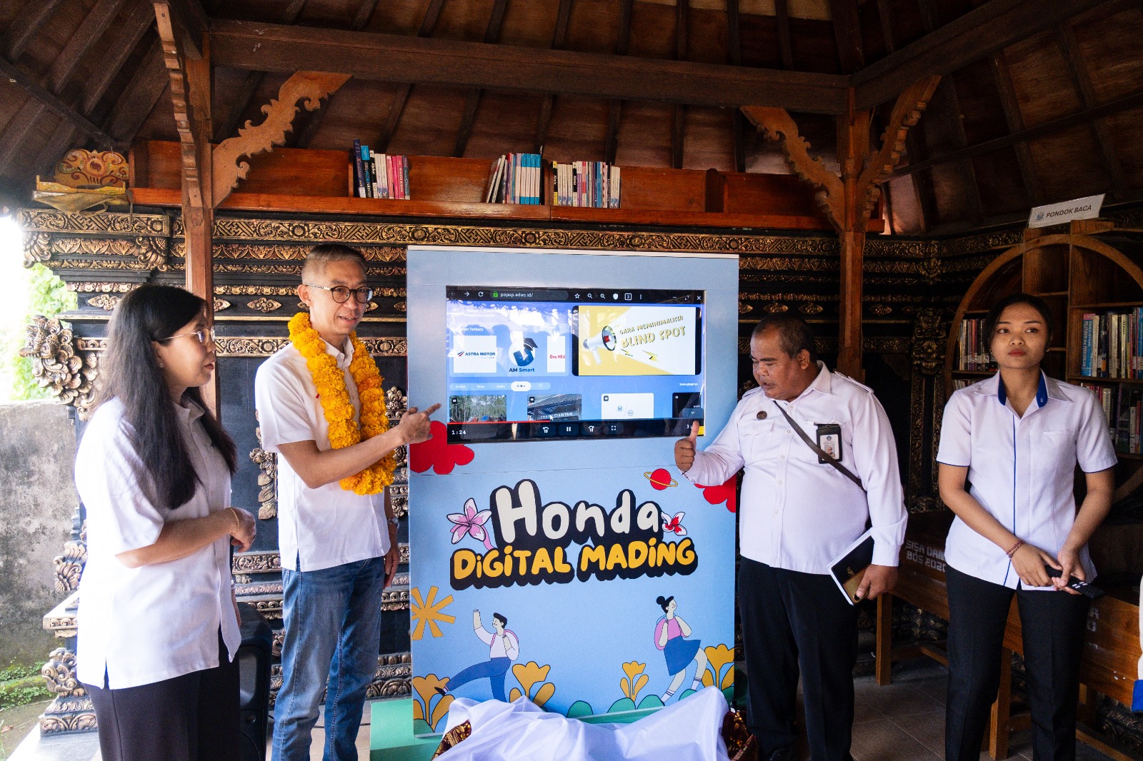 Marketing Division Head Astra Motor, Ronny Agustinus (kiri) membuka secara simbolis peluncuran program CSR.