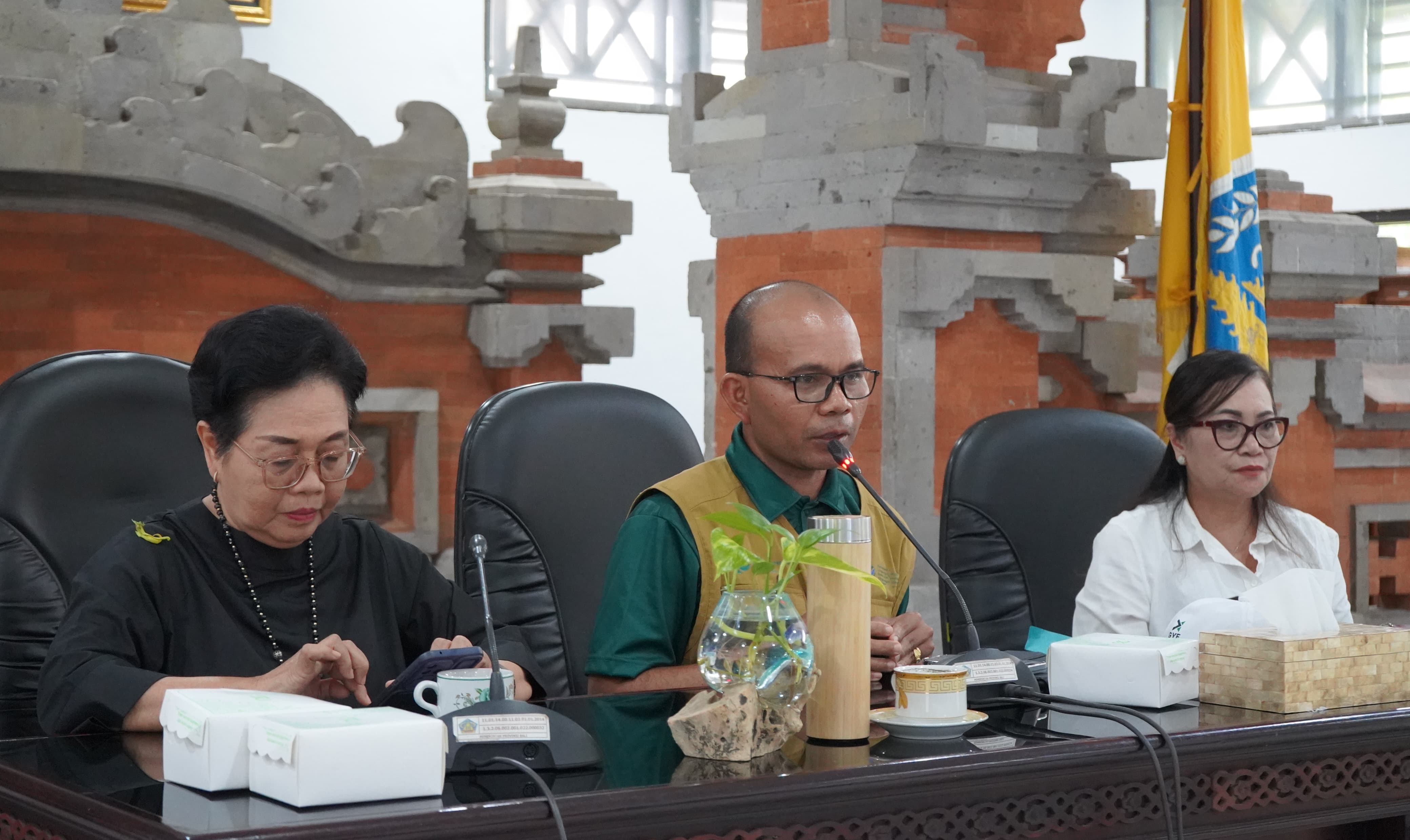 TUTUP: Pada Rabu (30/7), DKLH menggelar rapat koordinasi yang melibatkan sejumlah pihak, termasuk Koordinator Pokja Pembatasan Penggunaan Plastik Sekali Pakai dan Pengelolaan Sampah Berbasis Sumber