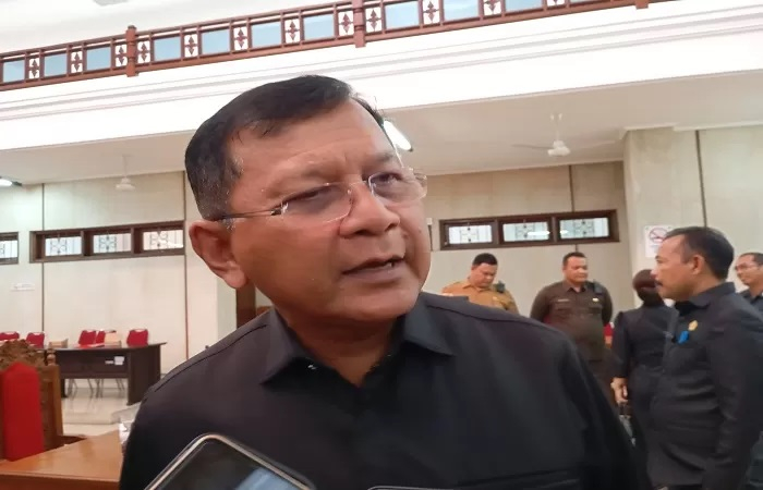 Bupati Buleleng I Nyoman Sutjidra siap hadapi gugatan dua oknum ASN yang dipecat karena diduga selingkuh