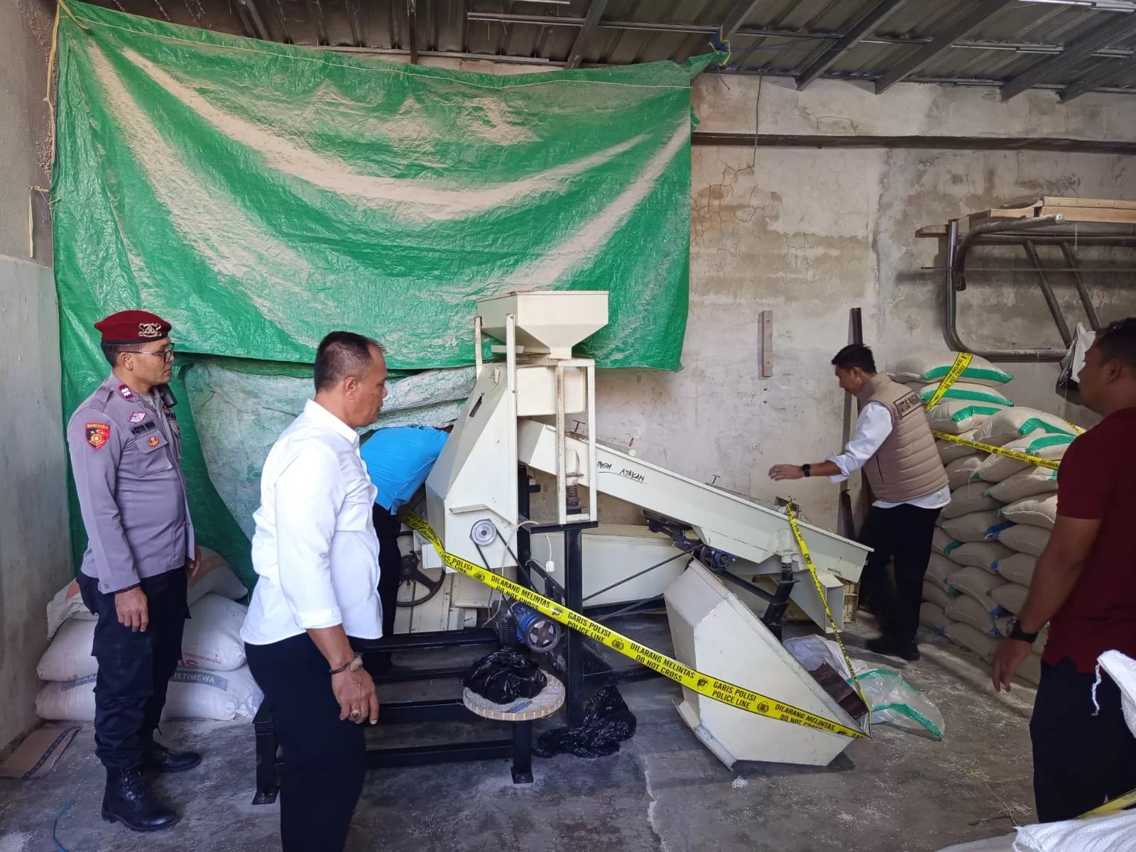Polisi menggerebek Gudang mini tempat pengpolosan beras bermerek
