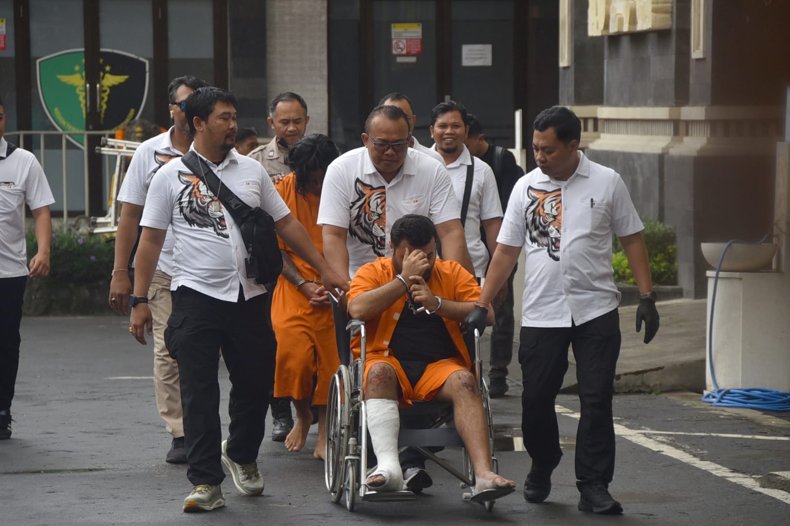 Taccoddin Fazil Oglu Tajddin Hajiyep memakai kursi roda dan Evgeniy Viktorovich Pak dihadirkan di Mapolresta Denpasar. (Bali Express/Agung Bayu)