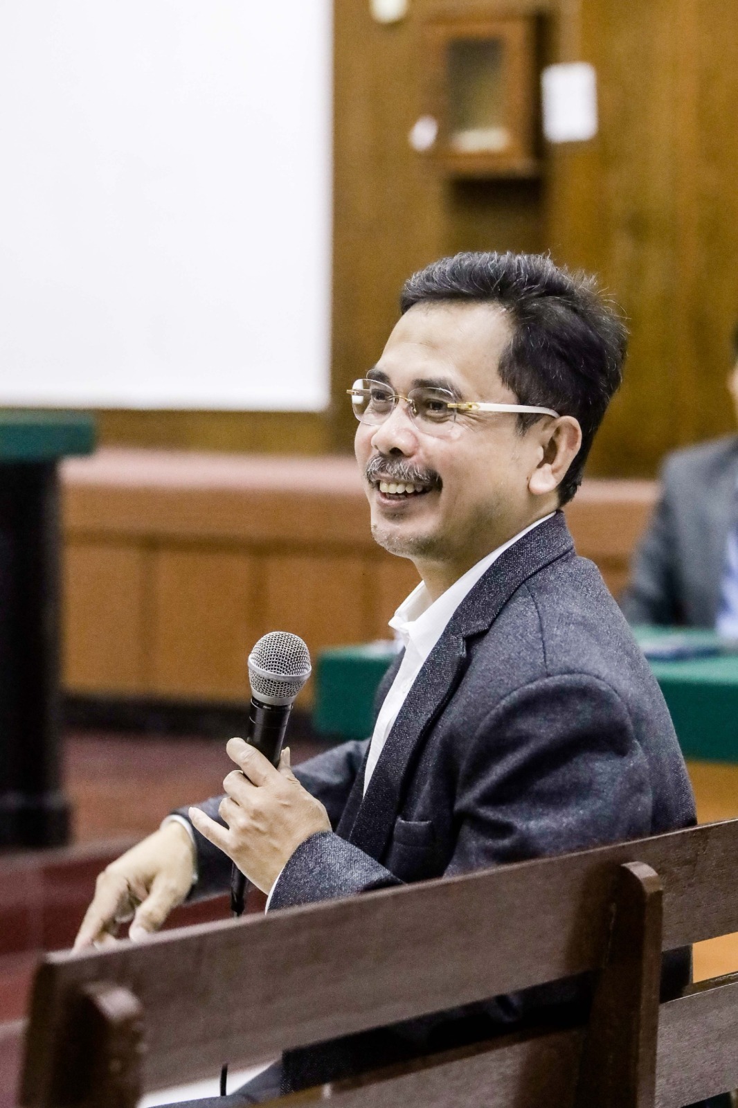 BIKIN TERANG: Hadi Subhan, ahli kepailitan dari Unair Surabaya menjelaskan tentang definisi utang dan dividen dalam sidang di Pengadilan Niaga Surabaya, Kamis (31/7).