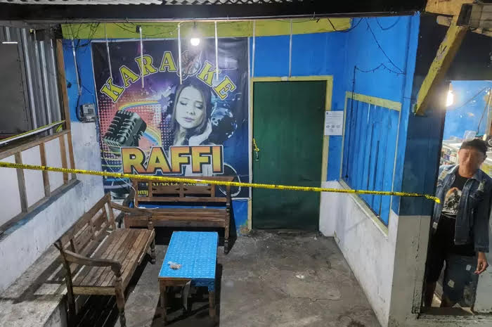 Tim Resakrim Polres Semarang memasang pita polisi usai kasus pembunuhan berencana di Raffi Karoke, Tegalpanas, Bergas, Kabupaten Semarang.