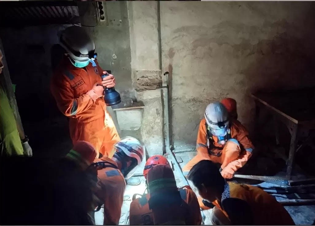 Warga Dusun Sembujo, Desa Budugsidorejo, Kecamatan Sumobito, Kabupaten Jombang digegerkan dengan penemuan sesosok mayat pria di dalam sumur sebuah rumah kosong, Kamis (31/7/2025) petang.