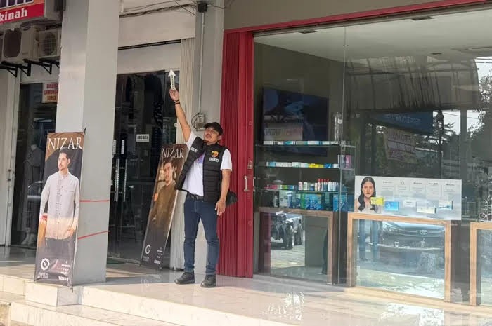 OLAH TKP: Anggota Polsek Pati melakukan olah TKP di kawasan Simpang Lima Pati.