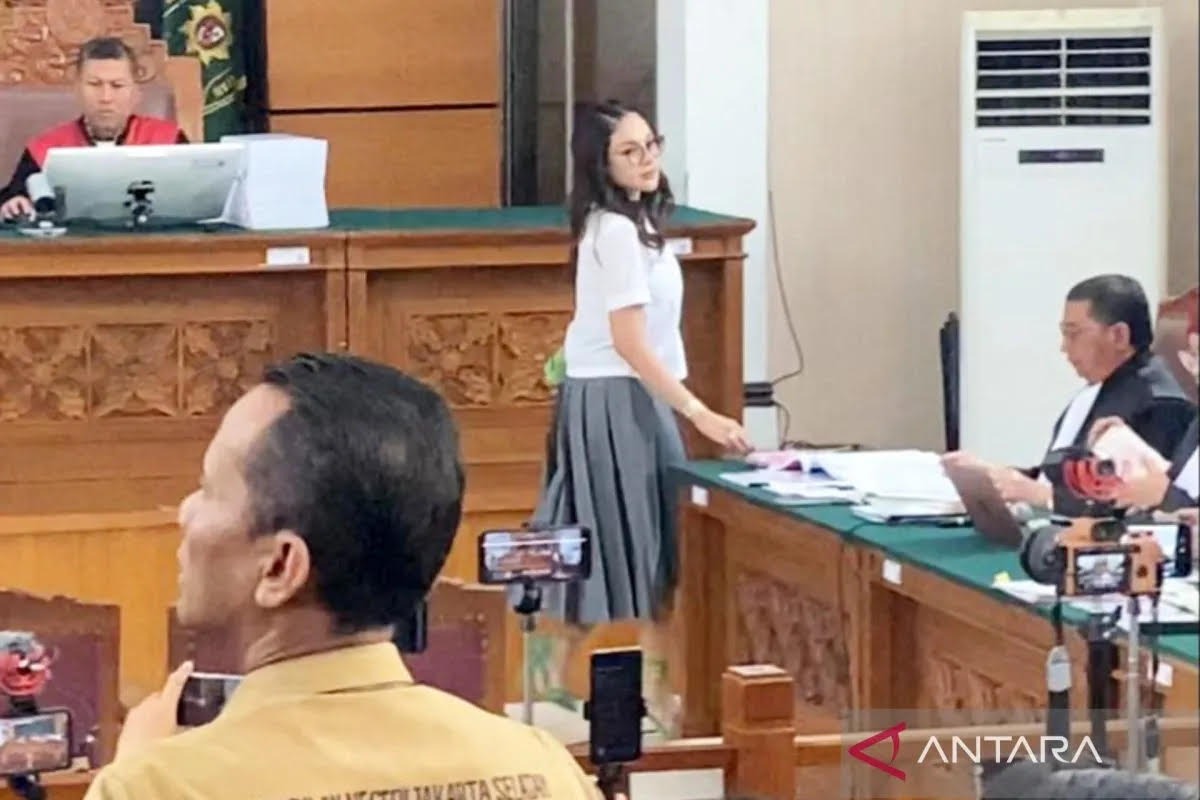 Nikita Mirzani hadiri sidang pemeriksaan saksi dalam kasus pemerasan dan pengancaman bos perawatan kulit (skincare), Reza Gladys di Pengadilan Negeri Jakarta Selatan, Jakarta, Kamis (31/7/2025).