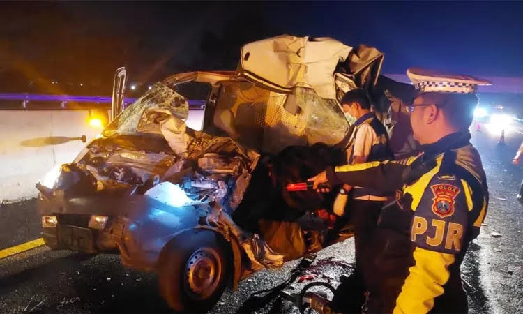 RINGSEK: Daihatsu Gran Max yang terlibat kecelakaan di Tol Gempol-Pasuruan KM 805 di Rejoso, Kamis (31/7) malam.