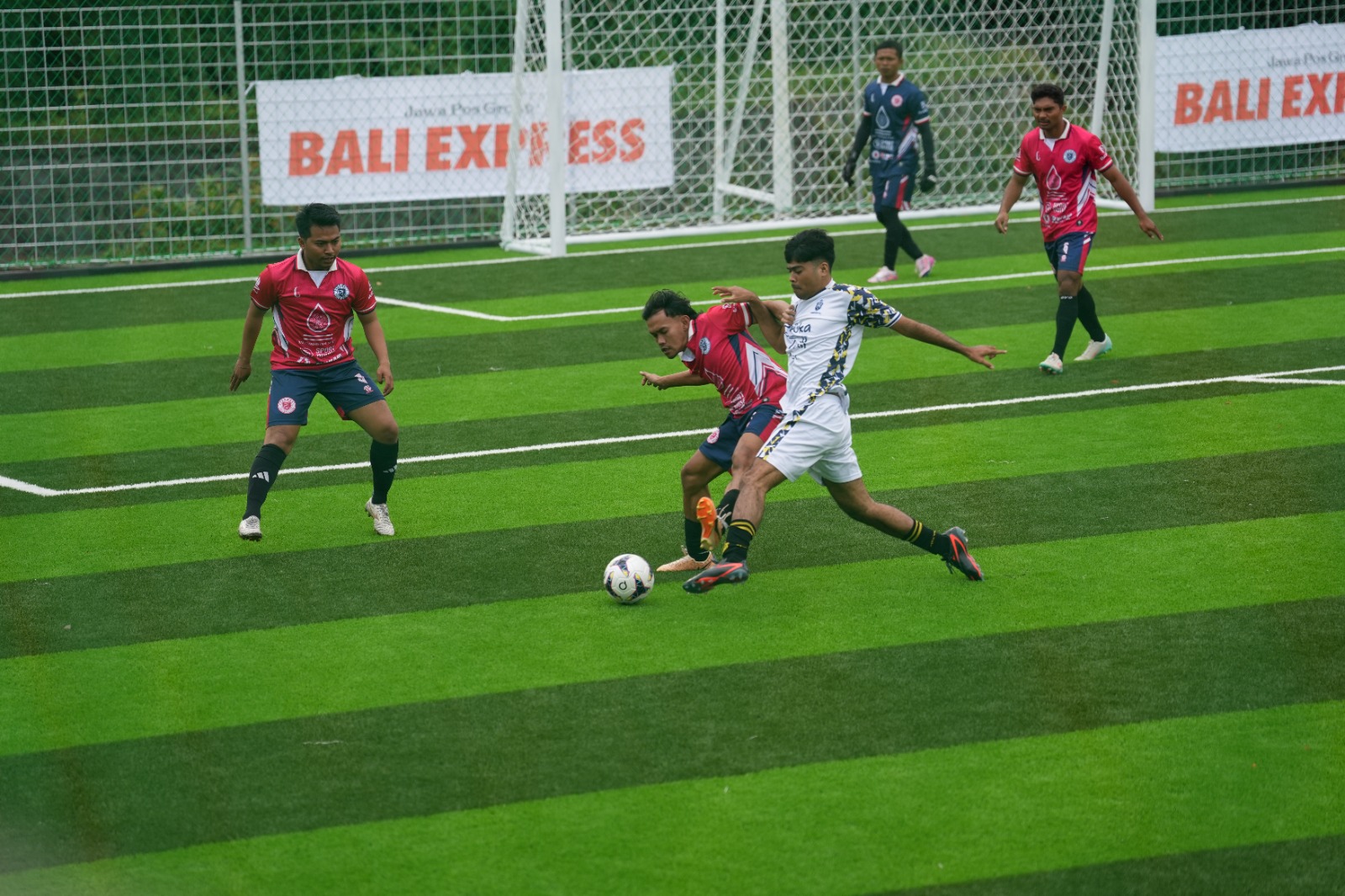 Laga pembuka Bali Express Mini Soccer antara Foryad FC melawan Perumnas FC di Grande Mini Soccer. (Bali Express/Istimewa)