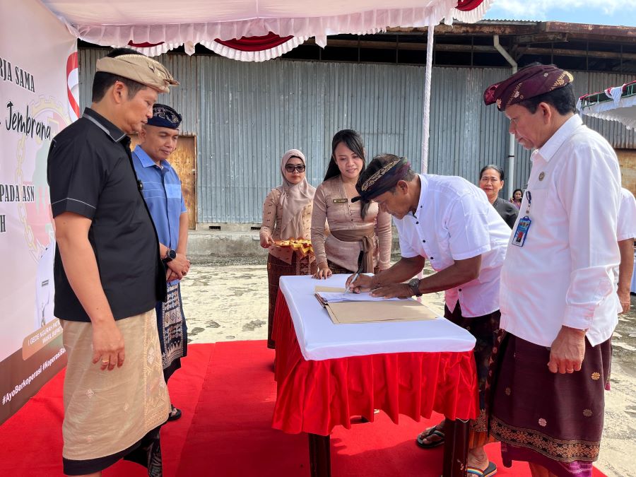 Penandatanganan PKS antara enam KUD dengan 31 OPD di lingkungan Pemkab Jembrana di KUD Catur Guna Amertha, Desa Yehembang Kangin, Kecamatan Mendoyo, Kamis (31/7/2025).