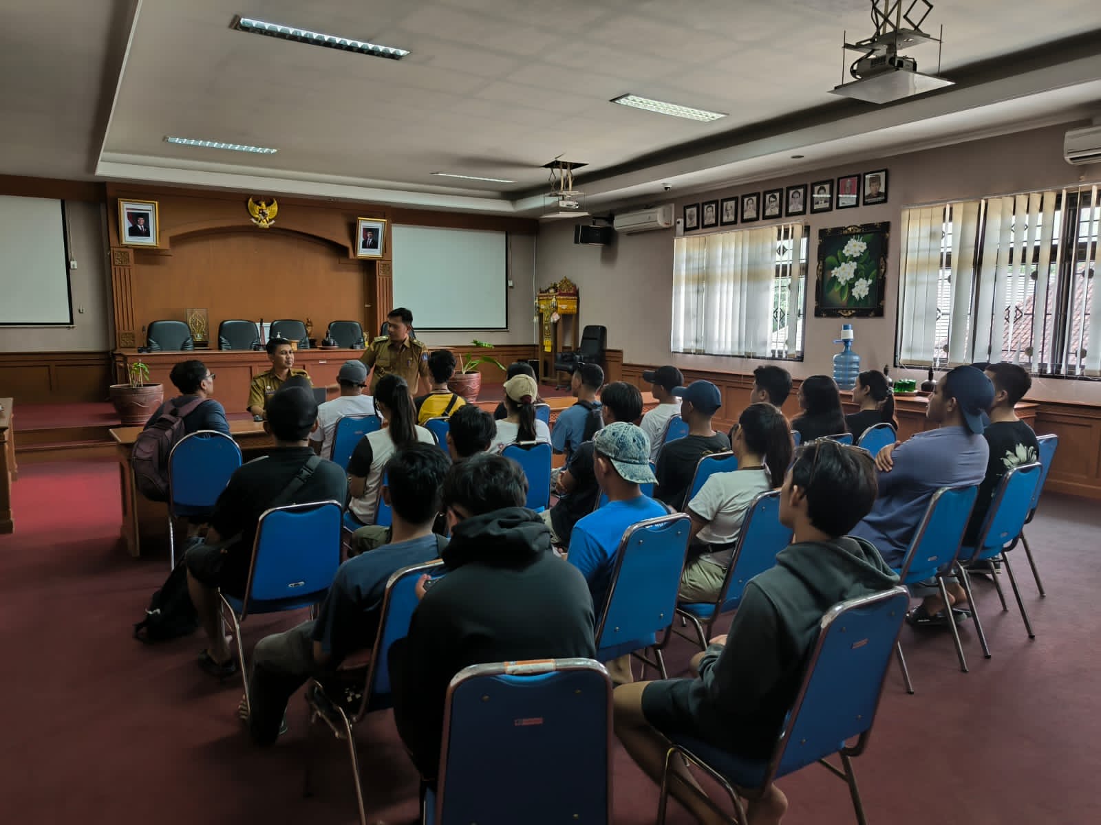 Disperinaker Badung saat melakukan pendataan pekerja yang terdampak pembongkaran usaha di Pantai Bingin, Kamis (31/7/2025).
