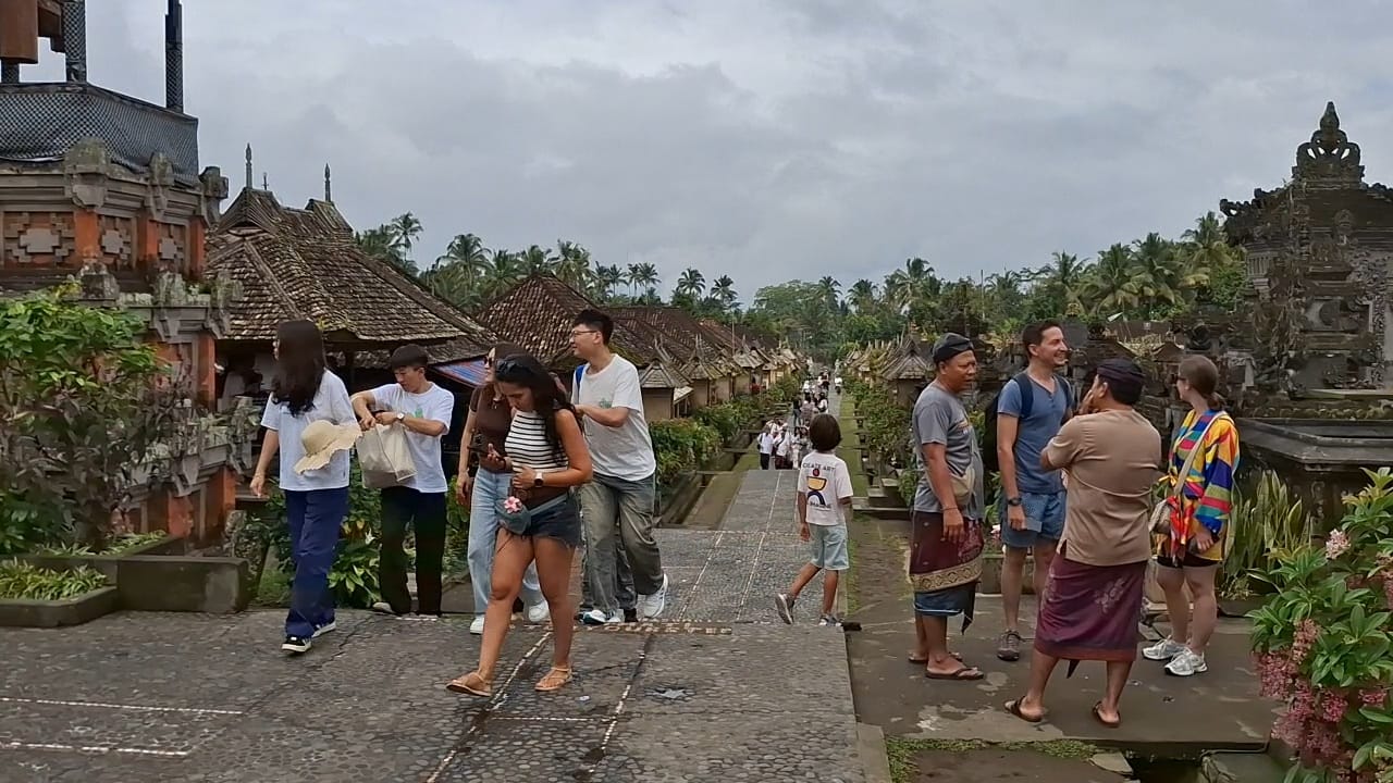 Kunjungan wisatawan ke Desa Wisata Penglipuran, Bangli, Kamis (31/7/2025).