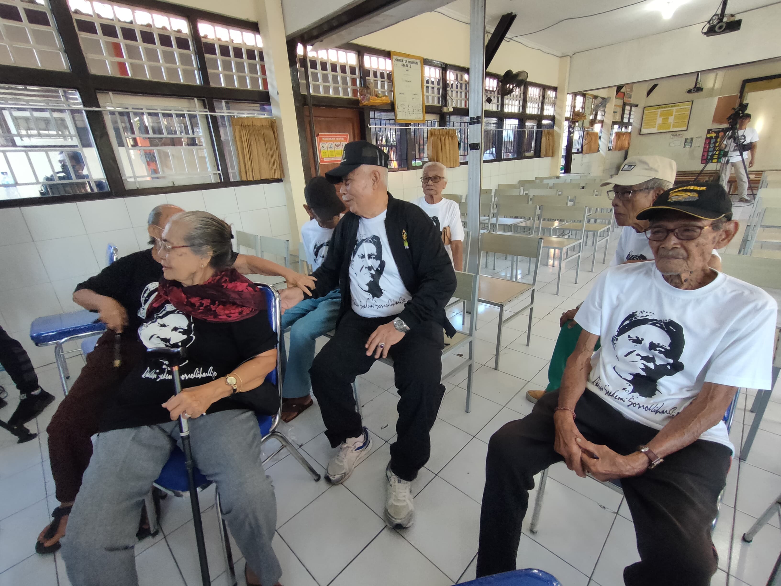 Para alumni yang lulus tahun 1950-an di SDN 1 Paket Agung.