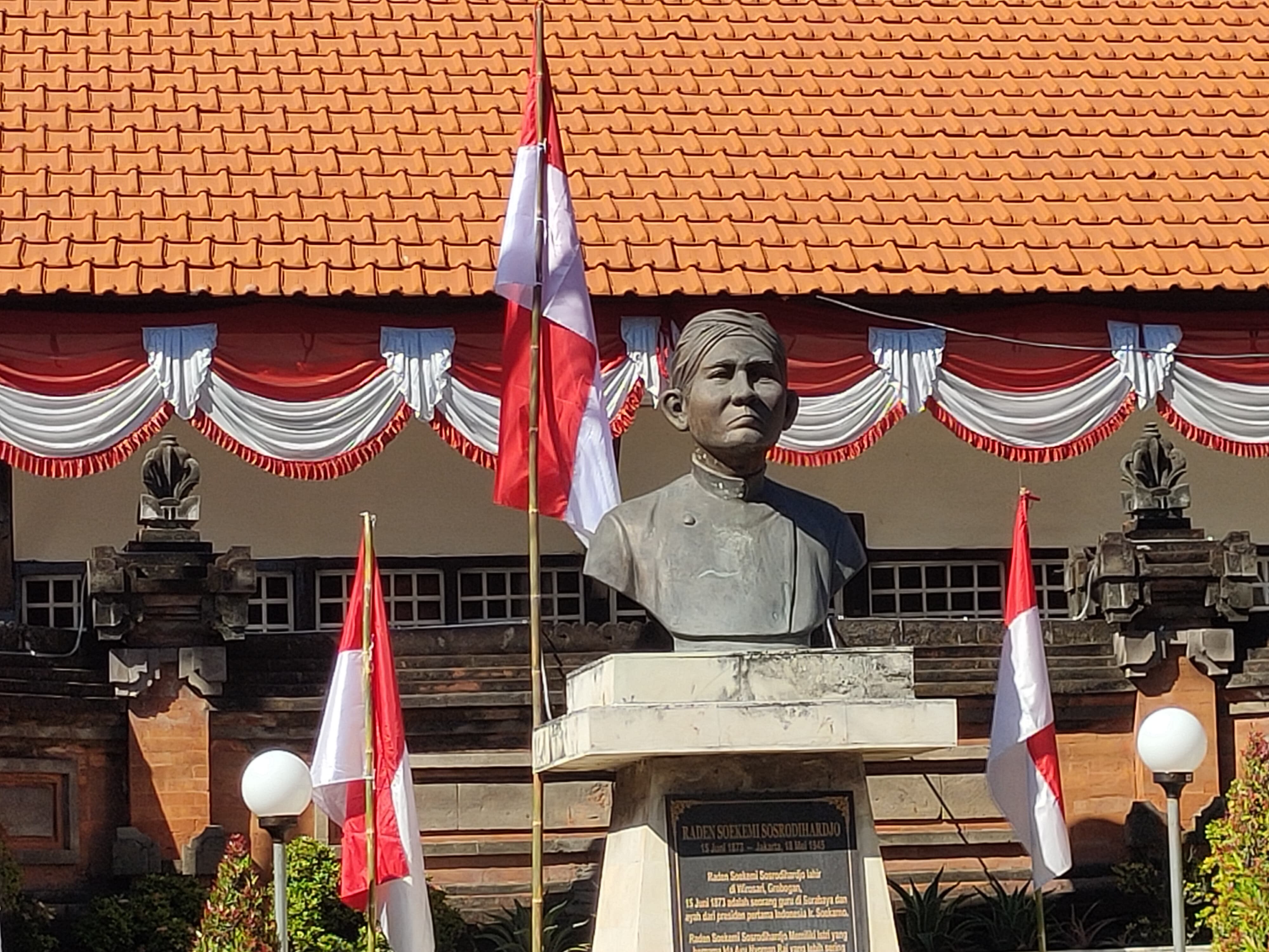 Patung Raden Soekemi yang ada di depan SDN 1 Paket Agung, Buleleng.
