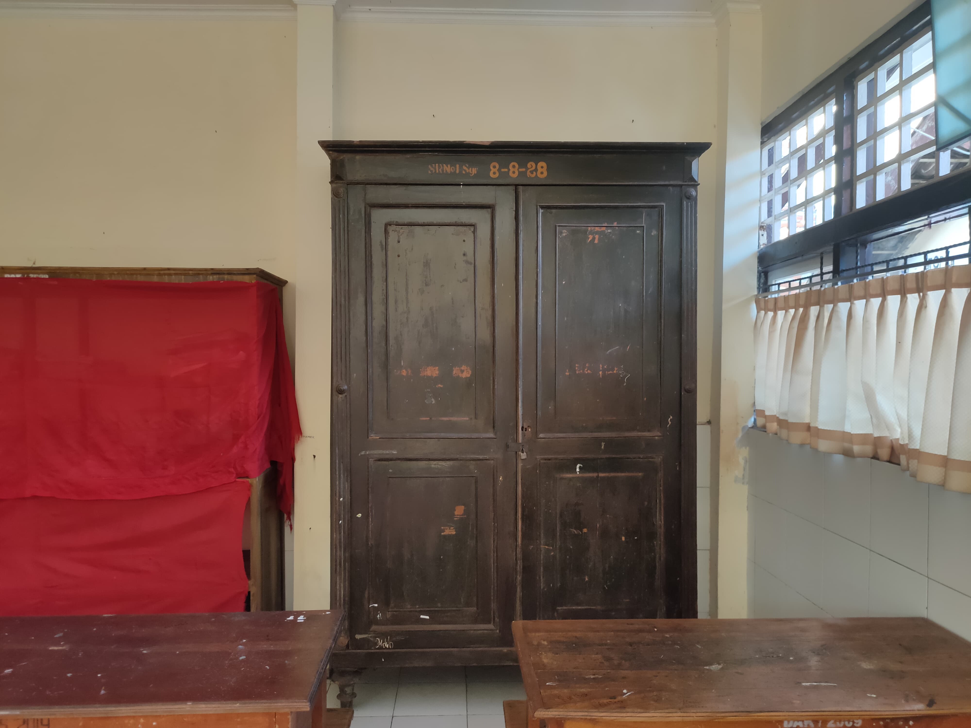 Lemari kayu yang digunakan untuk menyimpan dokumen para guru termasuk Raden Soekemi.