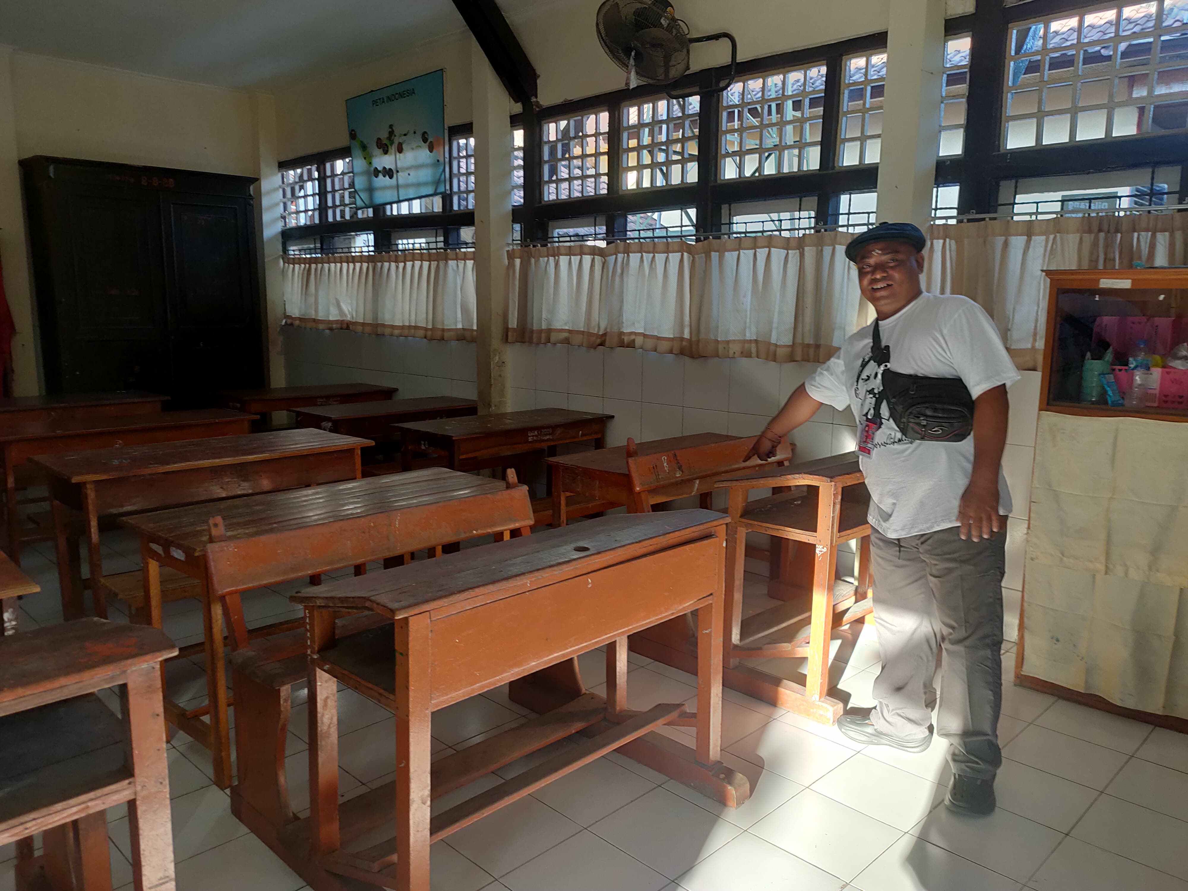 Meja belajar siswa yang digunakan saat Raden Soekemi mengajar.