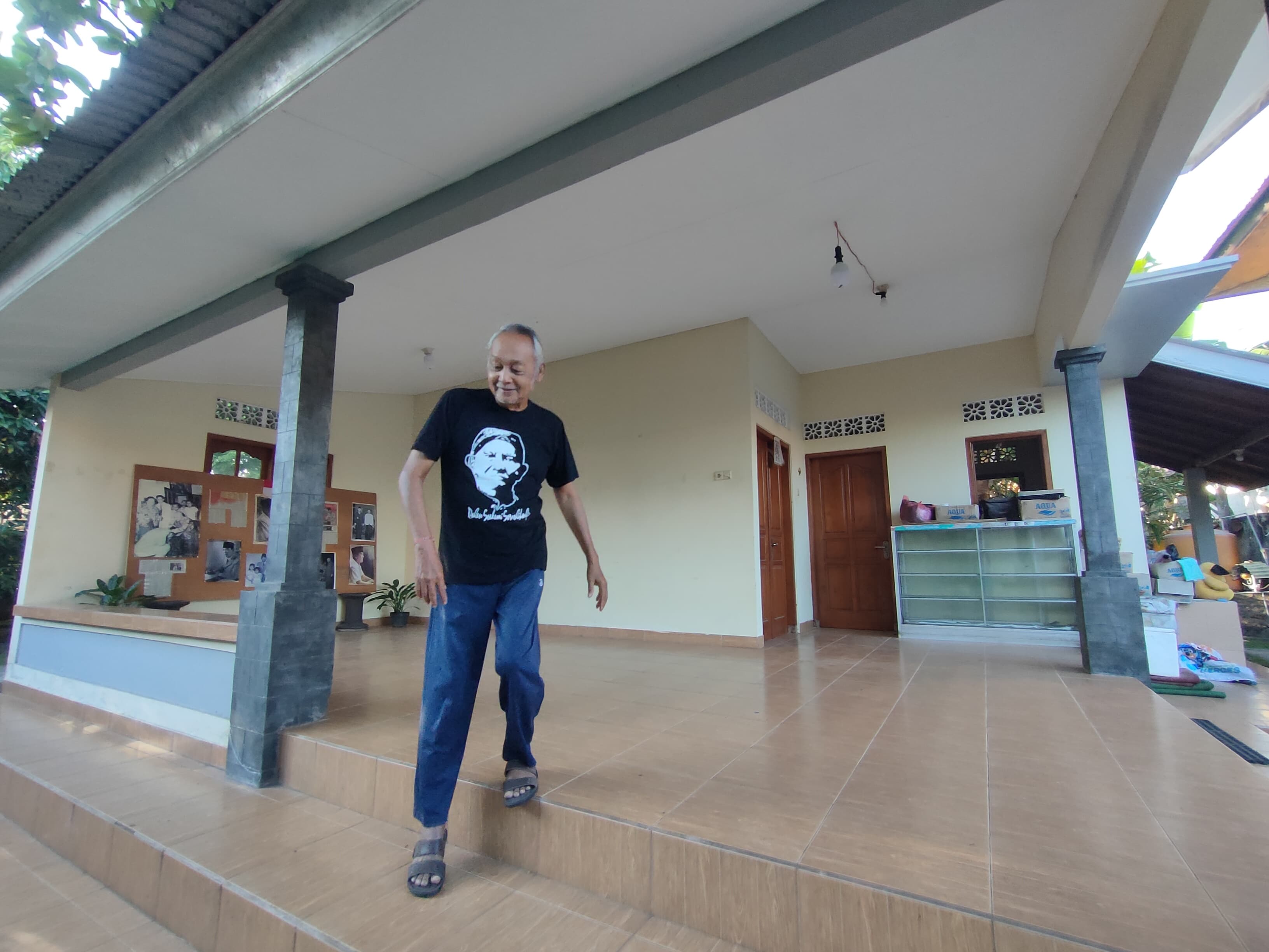 Suma Antara saat mengantarkan berkeliling di rumah kos Raden Soekemi.