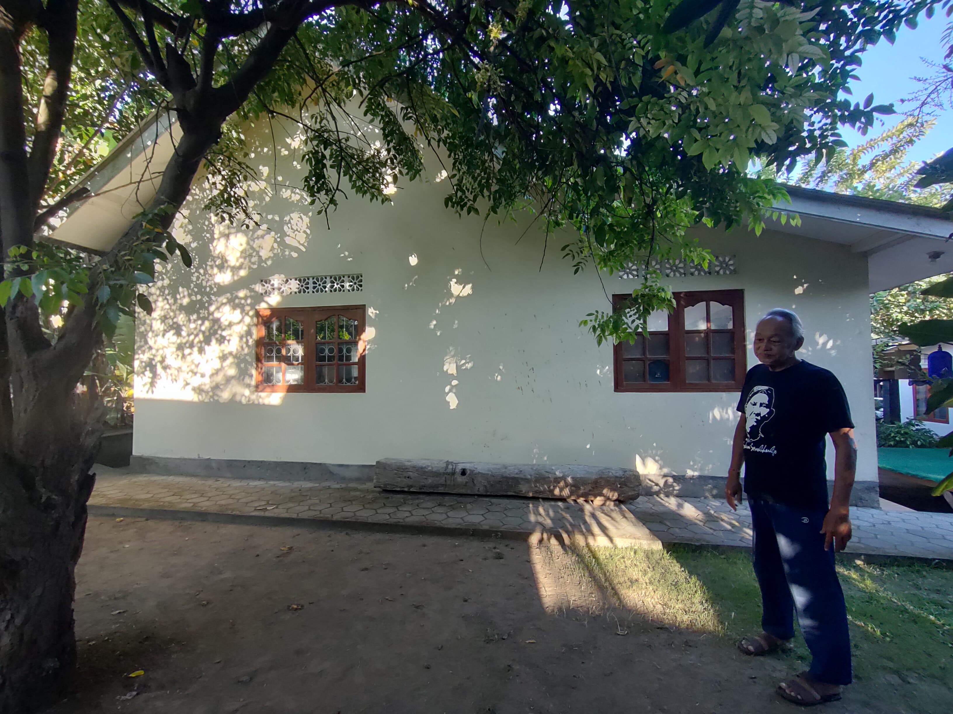 Pohon belimbing putih dan rumah tempat Raden Soekemi pernah kos di Singaraja.