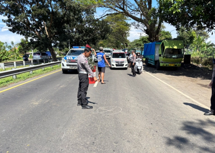 LAKA : Polisi saat melakukan olah TKP.
