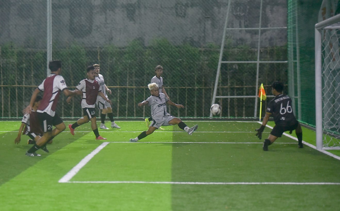 Semeton Bulldog A (rompi) saat menahan serangan dari Bali Expat FC dalam penyisihan grup Turnamen Bali Express Mini Soccer, Jumat (1/8)