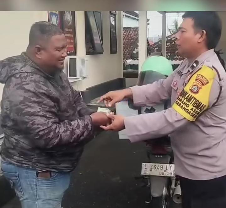 Datang Mengaku Tak Punya Uang, Tunarungu Asal Surabaya Dibantu Pulang oleh Anggota Polsek Karangasem
