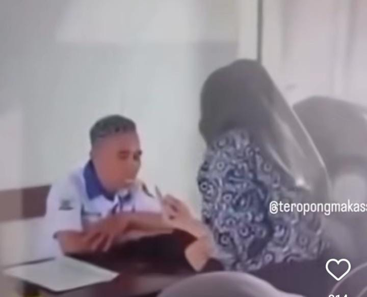 Terekam dalam video seorang siswi acungkan jari tengah ke guru