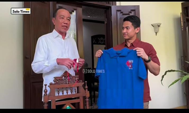 Momen Jokowi menunjukkan seragam reuni UGM yang tidak dipakai