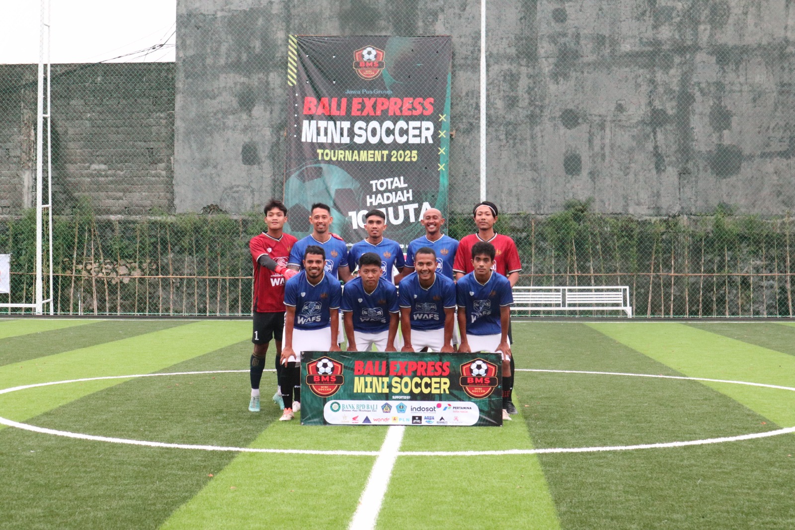 Murni Jaya FC (memakai jersey biru) saat laga melawan Arega FC. (Bali Express/Iqbal Kurniawan)
