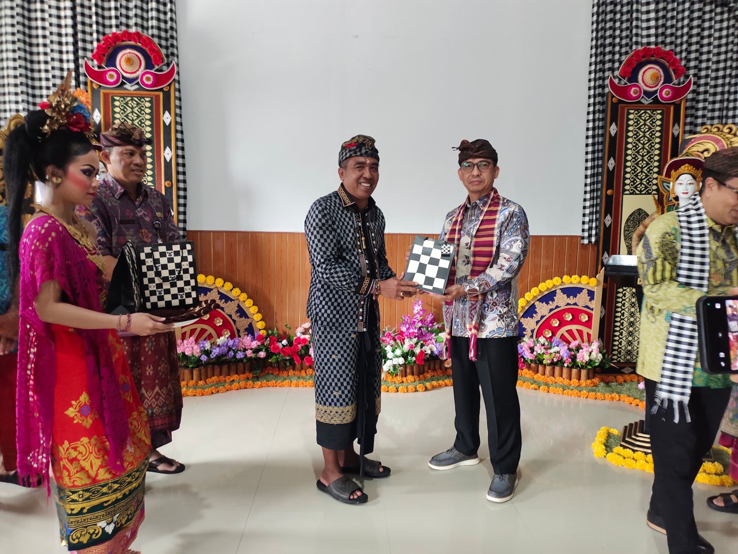 Perbekel Duda Timur I Gede Pawana (kiri) menerima kunjungan lapangan terkait lomba desa digital Kamis (31/7/2025).