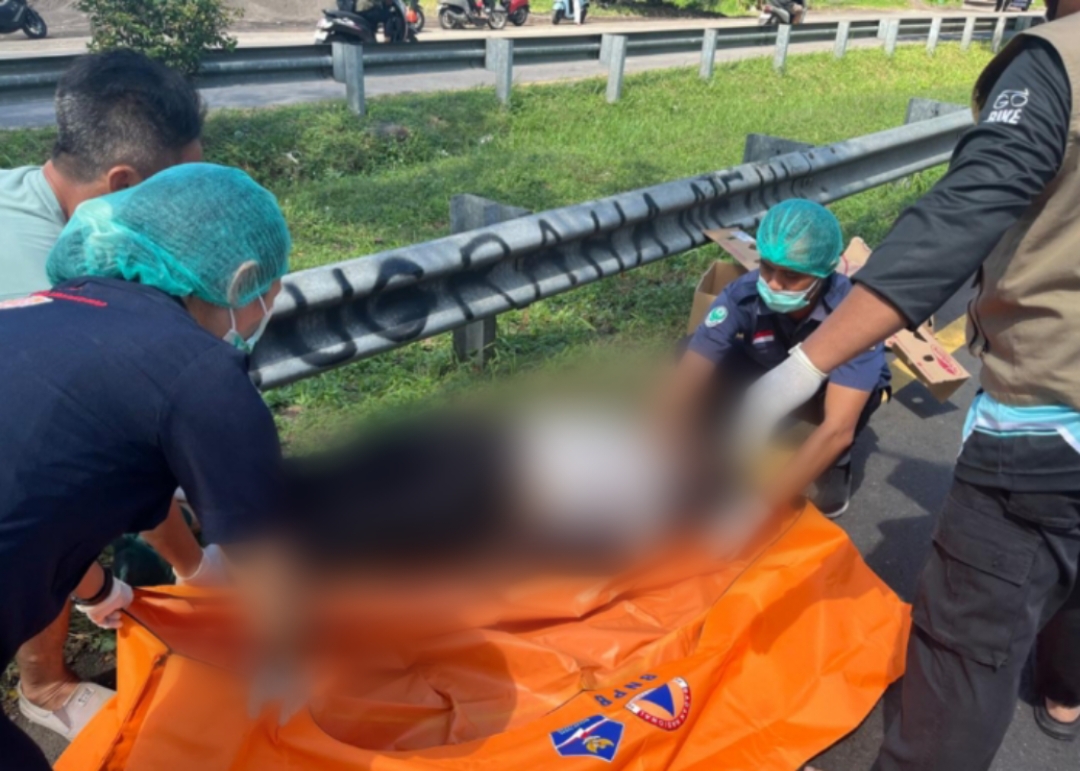 EVAKUASI : TRC BPBD Klungkung saat melakukan evakuasi terhadap jenazah korban.