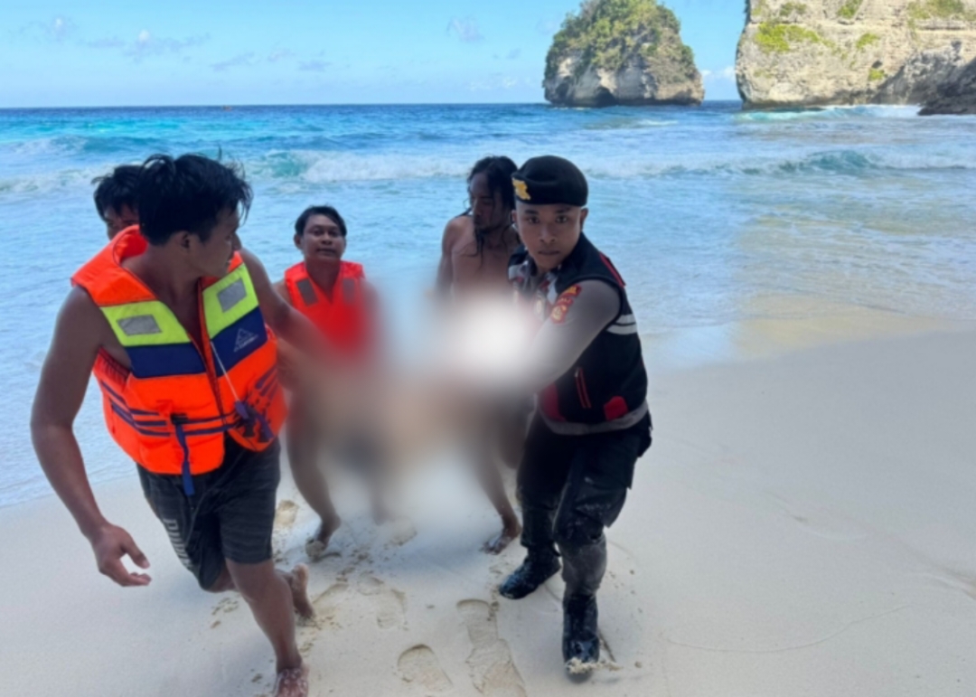 Proses evakuasi jenazah wisatawan yang ditemukan tewas di Diamond Beach.