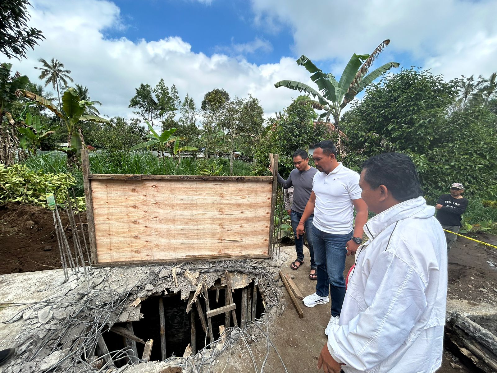 Polisi mendatangi TKP proyek bak penampungan air di Banjar Seribatu, Desa Susut, Bangli, Sabtu (2/8/2025).