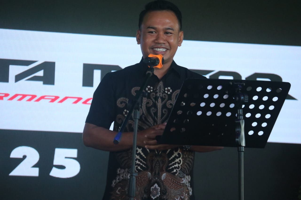Made Putra Edie saat melakukan opening bengkel cabang Bungkulan di Buleleng.