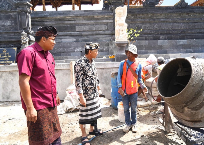 Bupati Klungkung, I Made Satria, meninjau langsung proyek pemeliharaan rutin rabat beton dan senderan di depan Pura Dalem Gelagah, Desa Kutampi, Kecamatan Nusa Penida, Minggu (3/8/2025).