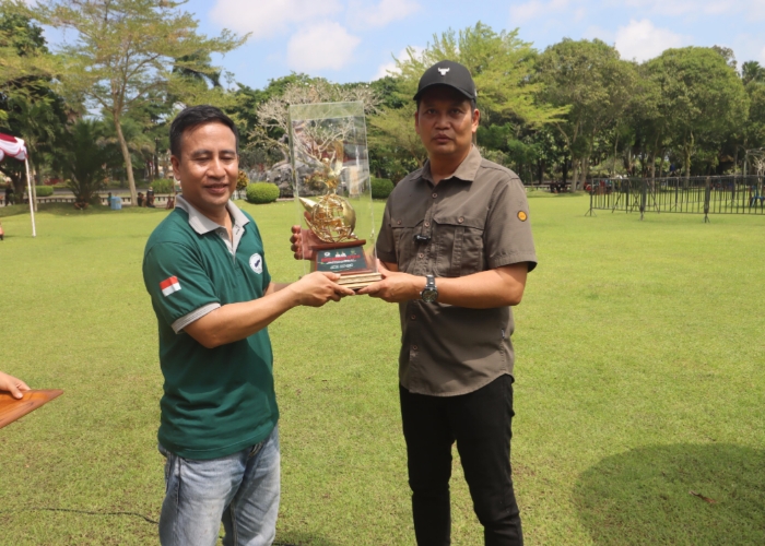 LOMBA : Bupati Jembrana I Made Kembang Hartawan saat menghadiri kegiatan lomba seni burung berkicau Bupati Jembrana Cup ke-19 di Taman Pecangakan, Minggu (3/8).