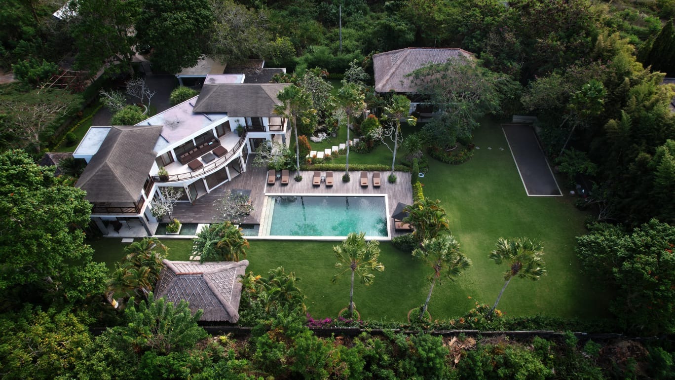 NYAMAN: Lebih dari sekadar vila, ini adalah rumah kedua Anda di Bali. Ruang nyaman dan elegan untuk merayakan kehidupan bersama orang tercinta.