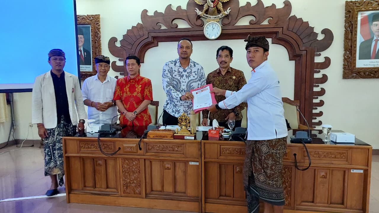 PETISI: Forum Komunikasi Bhinneka Hindu Bali mendatangi Kantor DPRD Provinsi Bali pada Senin (4/8)