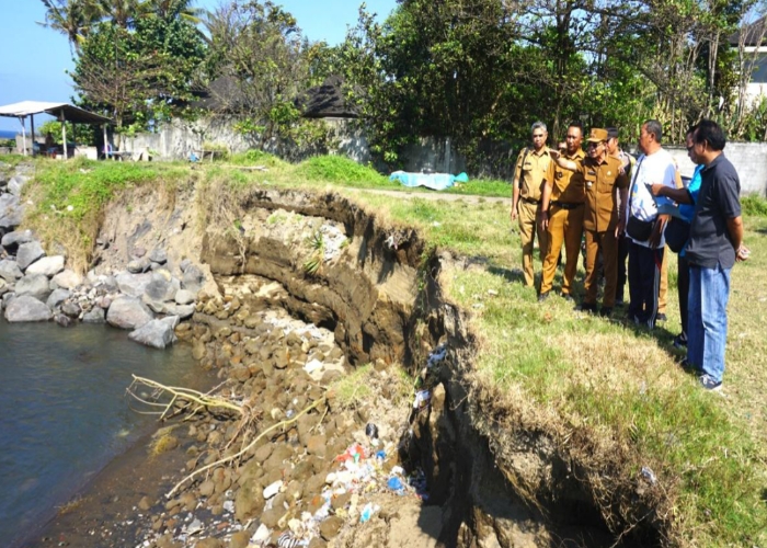 TINJAU : Bupati Klungkung I Made Satria saat peninjauan ke Pantai Tegal Besar, Senin (4/8/2025).