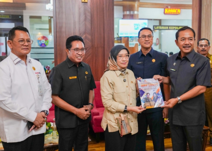 KUNJUNGAN: Menpan RB, Rini Widyantini saat meninjau MPP Badung pada Senin (4/8)
