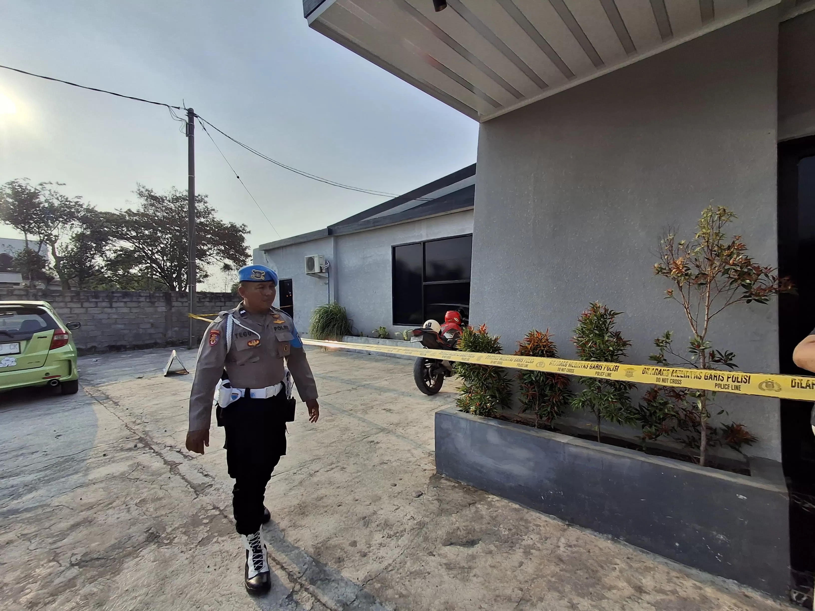 TKP: Polisi mengamankan lokasi kejadian tempat korban menenggak miras.